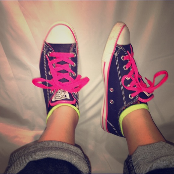 Converse Shoes! Dark blue denim + neon pink! Size7
