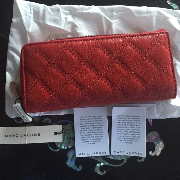 ⭐️NWT⭐️ Marc Jacobs Red quilted wallet - Picture 2 of 3