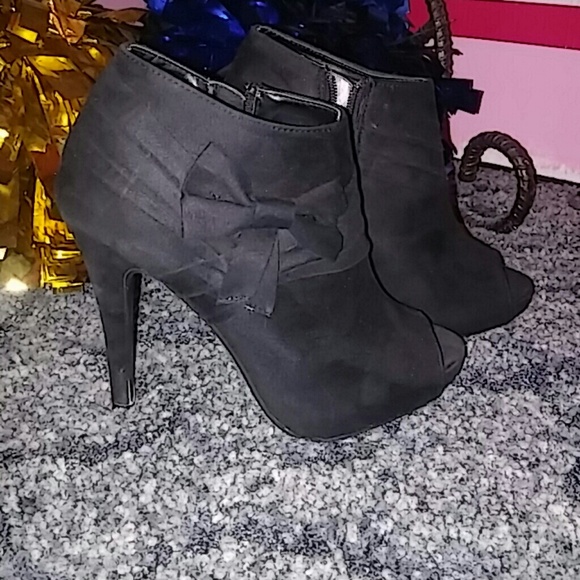Boot heels with a bow .
