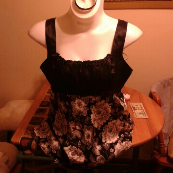 Sleeveless top/Never been worn no tag /New