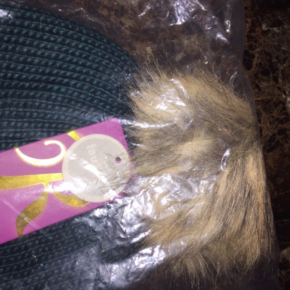 💚BNWT TEAL FAUX FUR POM BEANIE💚 - Picture 2 of 3