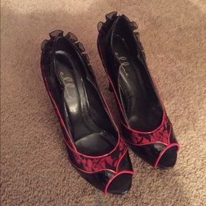 Sexy red & black heels!