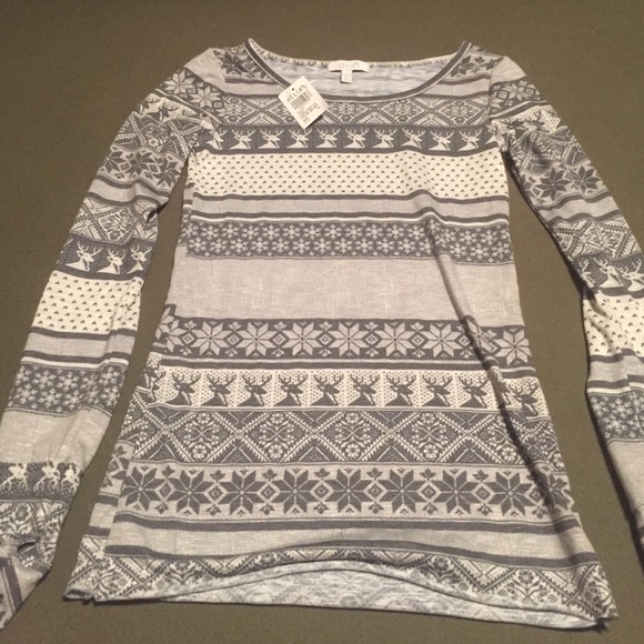Long sleeve t shirt that looks like a sweater - Picture 1 of 3