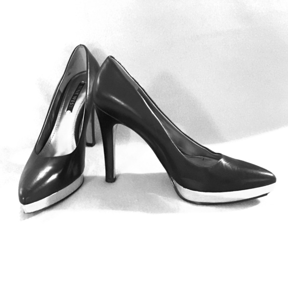 Nine West black leather classic pumps