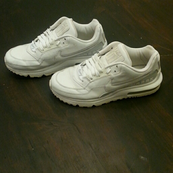 Nike Air Max size 6 youth white athletic shoes