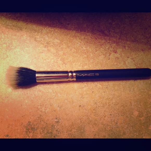 MAC 188 Small Duo Fibre Face Brush.