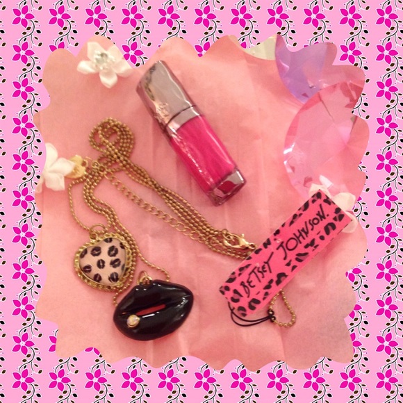 BJ NECKLACE W/HEART AND LIPS - Picture 1 of 3