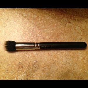 MAC 130 Short Duo Fibre Brush.