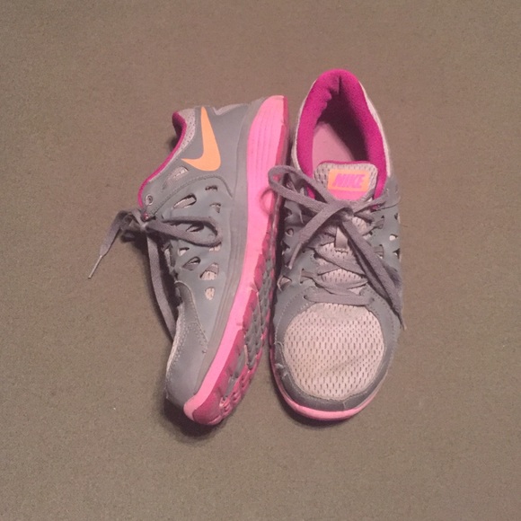 Nike shoes - Picture 2 of 3