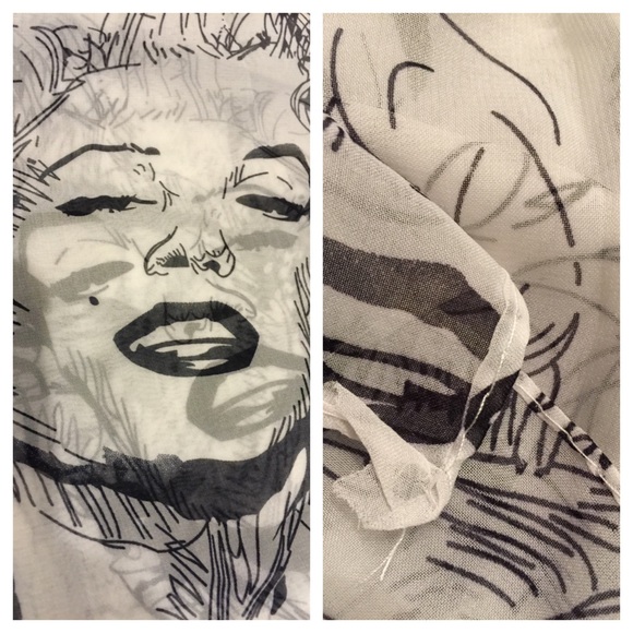 🌹FREE WITH PURCHASE OF Marilyn Monroe Purse🌹 - Picture 2 of 2