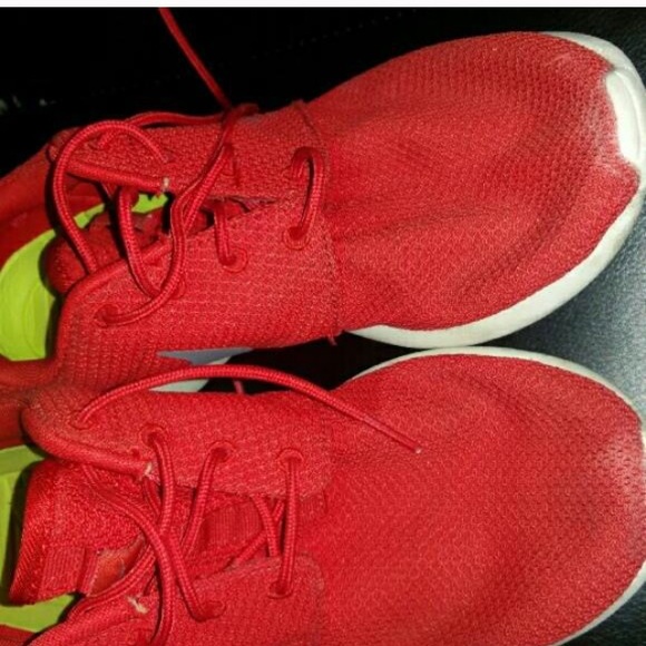 - NIKE Roshe Runs