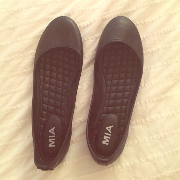 New MIA black flats