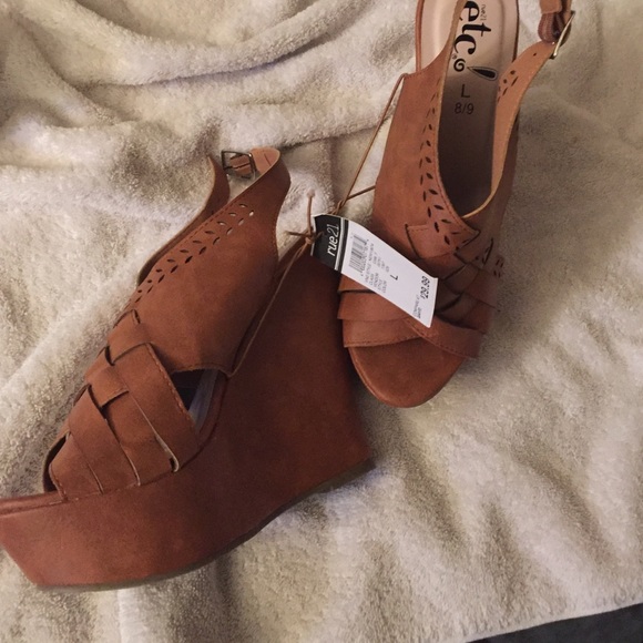 NEW NEVER WORN brown wedges - Picture 2 of 3
