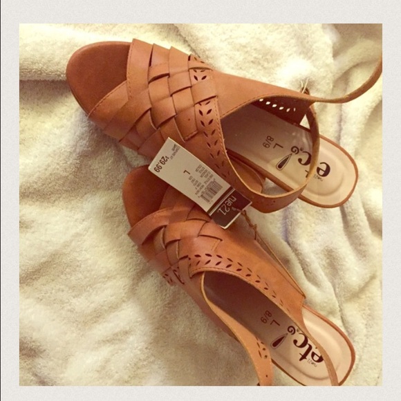 NEW NEVER WORN brown wedges - Picture 3 of 3