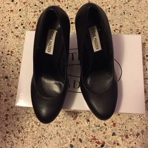 Steve Madden black wedges