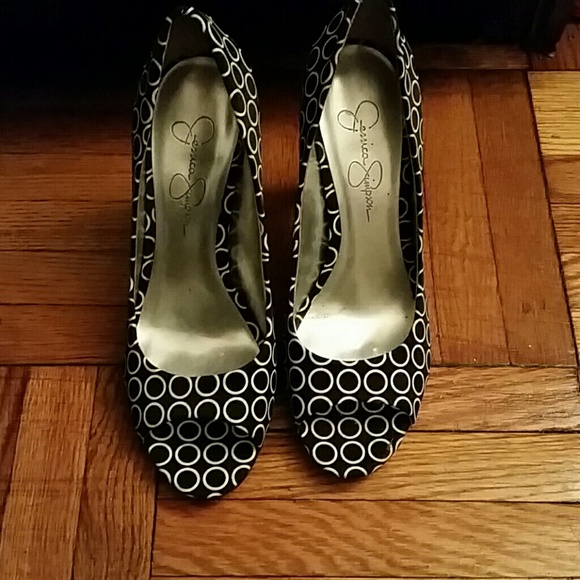 Jessica Simpson pumps