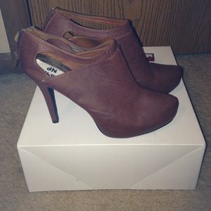 Brown  faux leather closed-toe 5 inch heels
