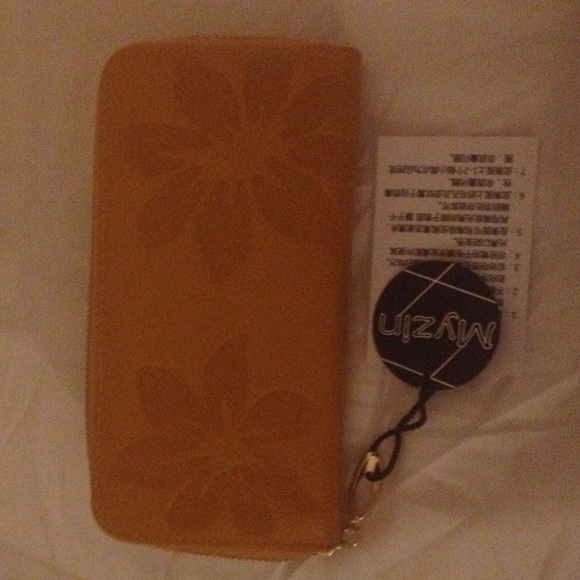 Gorgeous wallet; zips up has flowers on front