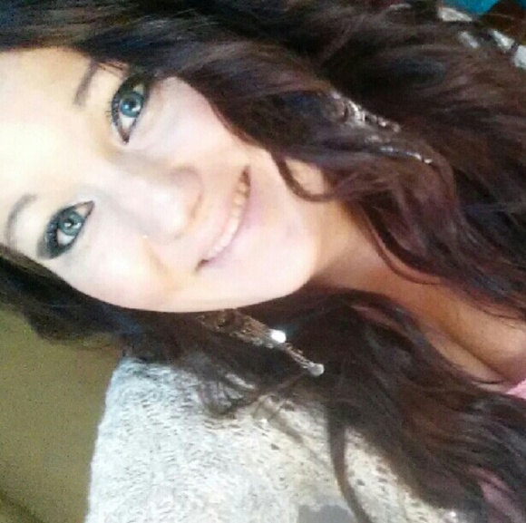 Meet your Posher, Danielle - Picture 2 of 2