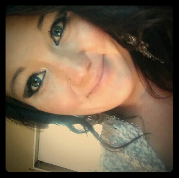 Meet your Posher, Danielle - Picture 1 of 2