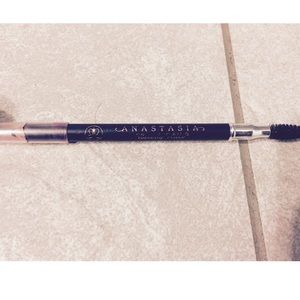 🌹Anastasia Beverly Hills Brow Pencil and comb🌹