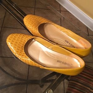 Dark goldish/yellow/caramel colored flats.