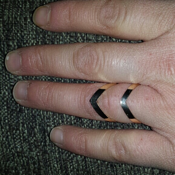 V shaped ring - Picture 4 of 4