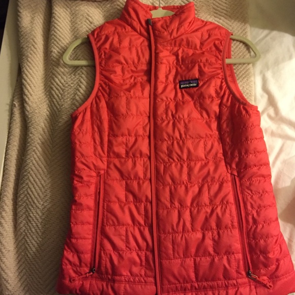 NWOT Patagonia salmon colored puffer vest