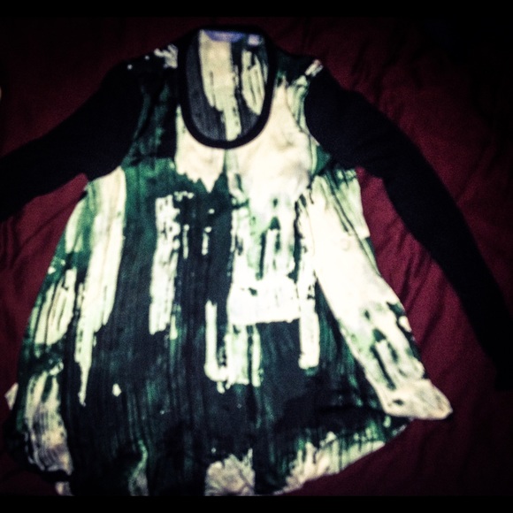 Cute Vera Wang Green White &Black Top