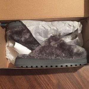 Skechers keepsakes plush slides size 6