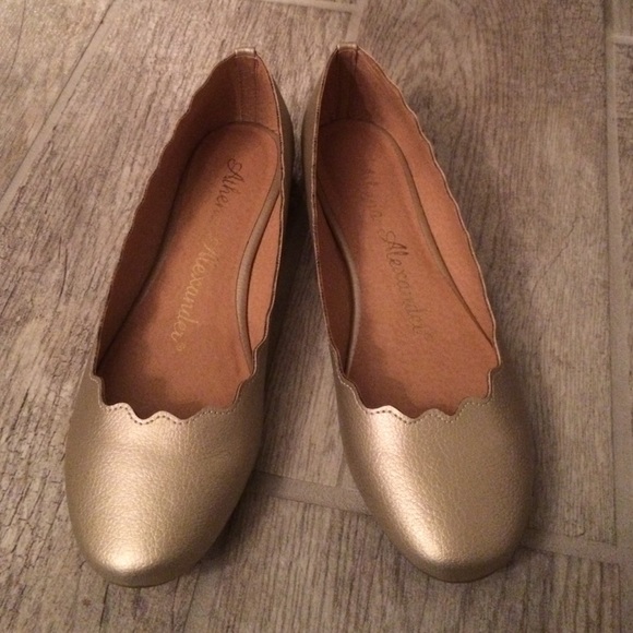 Gold, scalloped flats