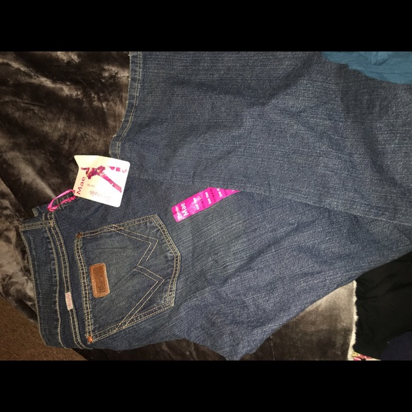 Women's size 17/18 Wrangler Jeans. NWT