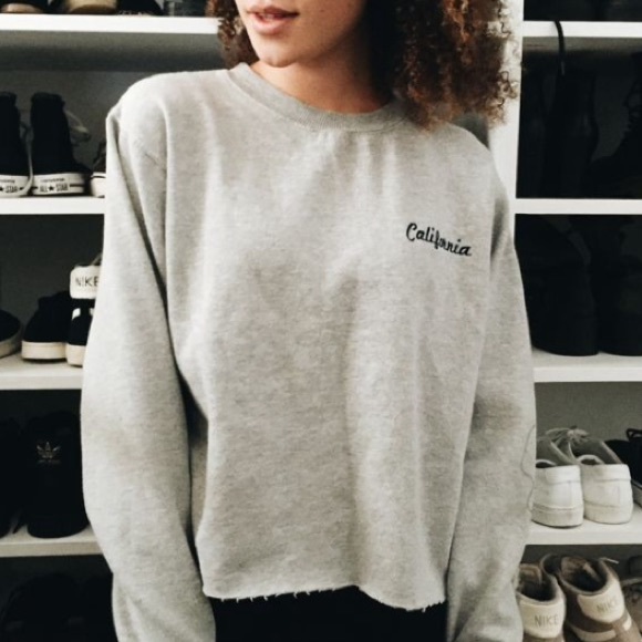 BRANDY MELVILLE CROPPED CREWNECK SWEATER