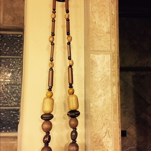 Necklace made of seeds and wood - Picture 2 of 2