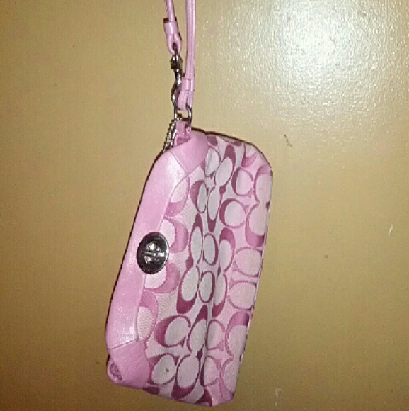 Coach wristlet fit my note 4 in it (: