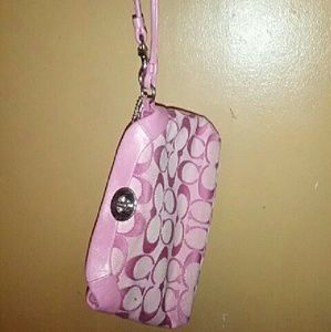 Coach wristlet fit my note 4 in it (: