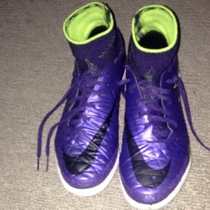 Soccer shoes