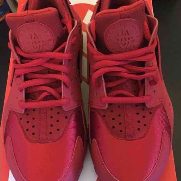 ON HOLD !! NIKE HUARACHES