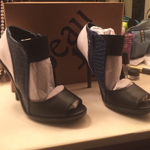 Beau+Ashe high heels size 7.5 blue black and white