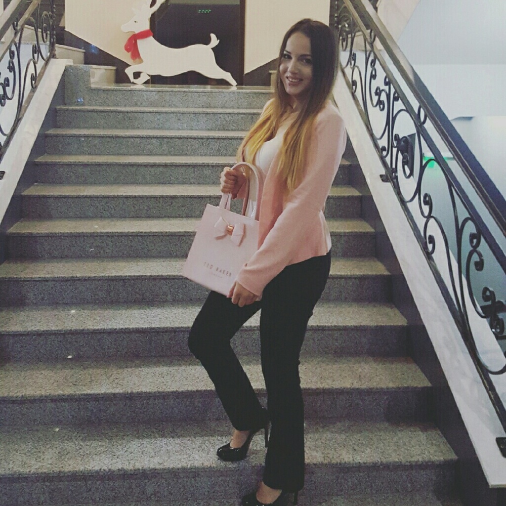 Meet your Posher, Adelina