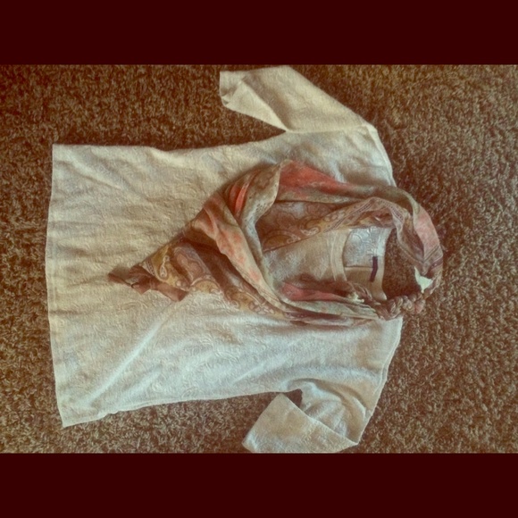 Adorable boutique cream top.