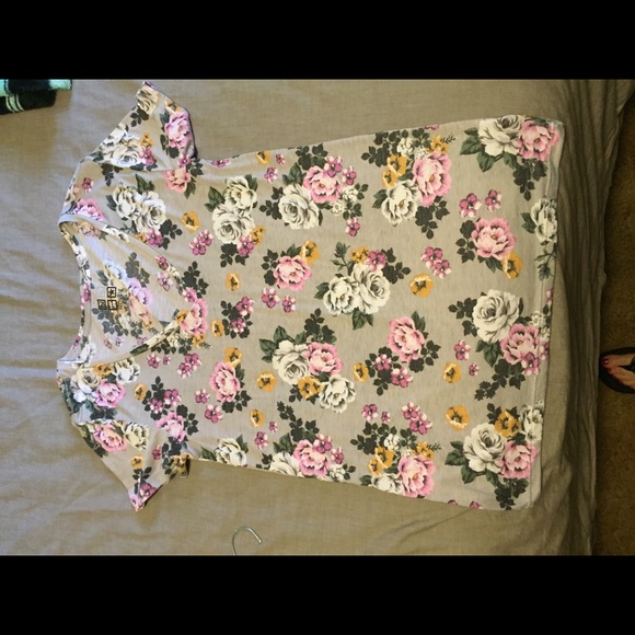 Nollie floral top size L