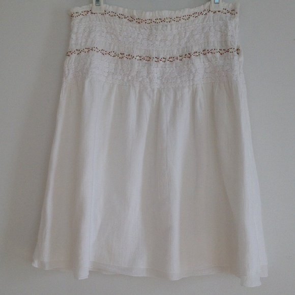 Hard Tail white skirt with side zipper. Size M.