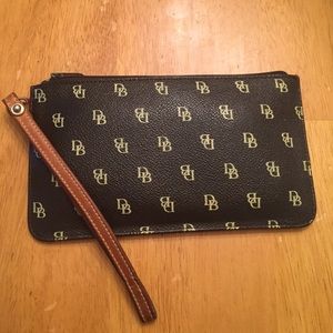 7.5L x 4H. One interior pocket. Original D&B