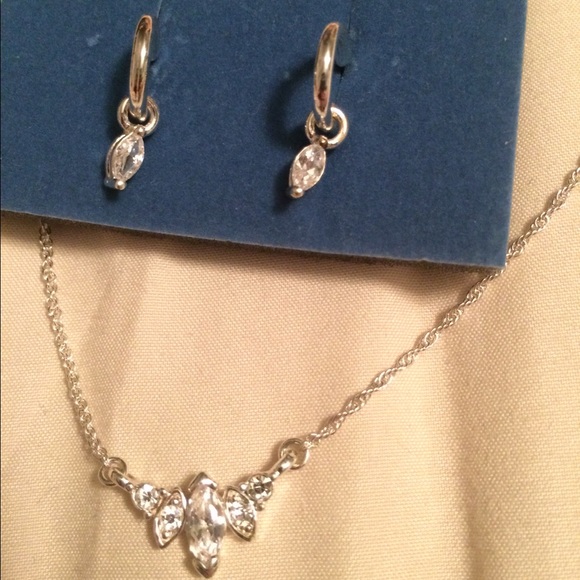 NEW Avon Necklace and Earring Set MUST BUNDLE - Picture 2 of 4