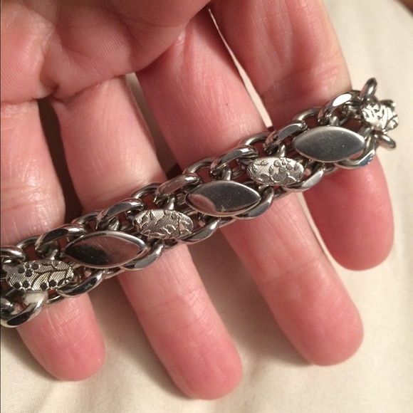 Classy Bracelet. NICE!!🌹🌹MUST BUNDLE - Picture 2 of 4