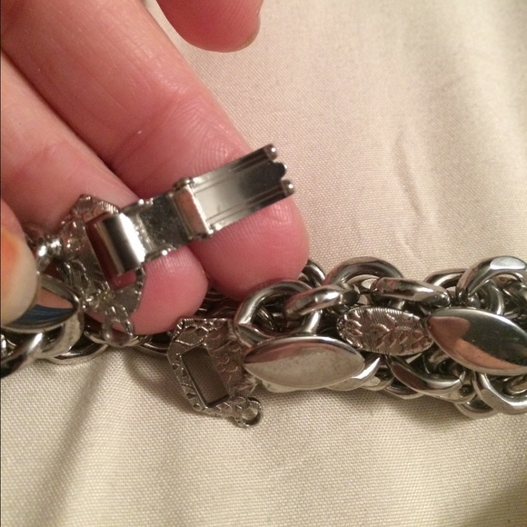 Classy Bracelet. NICE!!🌹🌹MUST BUNDLE - Picture 4 of 4