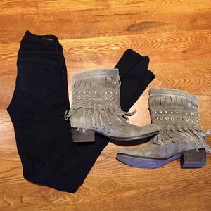 Grey suede&fringe boots 🔘