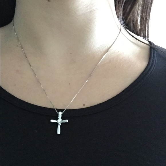 Simple and timeless cross necklace. - Picture 2 of 2