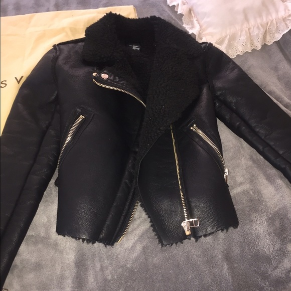 Warm chic Sherpa/faux leather jacket!!